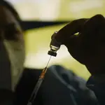 Una trabajadora sanitaria prepara una dosis de la vacuna Sinopharm contra la covid