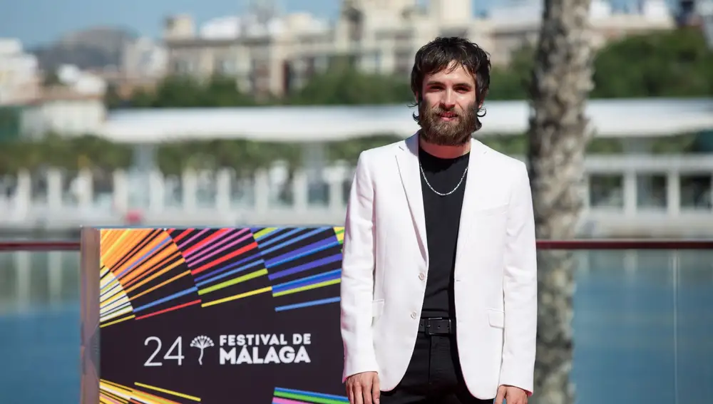 El actor Ricardo Gómez posa durante la presentación de la película &quot;El sustituto&quot;, de Óscar Aibar, a la sección oficial a concurso del XXIV Festival de Cine en Español de Málaga