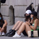 Tres jóvenes con maletas en el centro de la capital