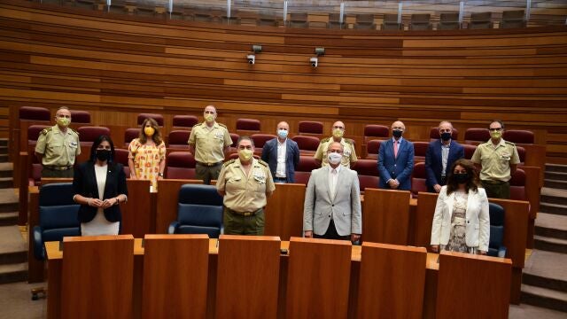 Luis Fuentes y José Rivas, en el hemiciclo regional junto a miembros de las Cortes y de la IV Subinspección General del Ejército