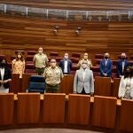 Luis Fuentes y José Rivas, en el hemiciclo regional junto a miembros de las Cortes y de la IV Subinspección General del Ejército