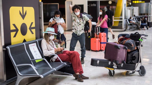 Pasajeros de un vuelo procedente de Uruguay a su llegada a las instalaciones de la Terminal T4 del Aeropuerto Adolfo Suárez Madrid-Barajas