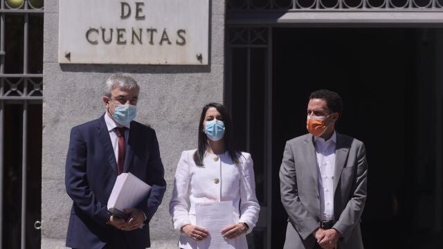El jefe de la delegación de Ciudadanos en Europa, Luis Garicano; la presidenta de Ciudadanos (Cs), Inés Arrimadas; y el vicesecretario general y portavoz del Comité Ejecutivo, Edmundo Bal, tras presentar la denuncia el pasado día 7