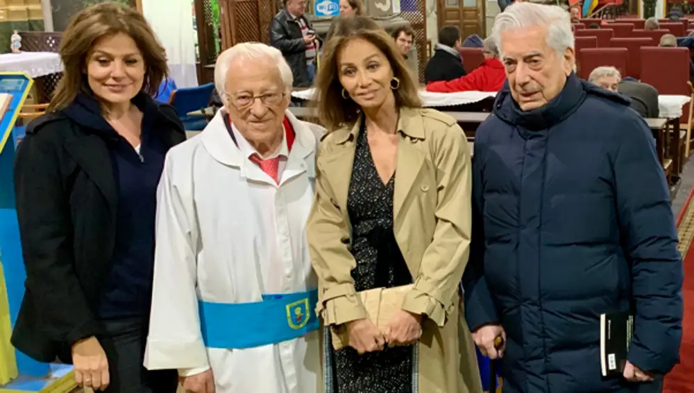 El Padre Ángel con Nuria González, Isabel Preysler y Mario Vargas Llosa
