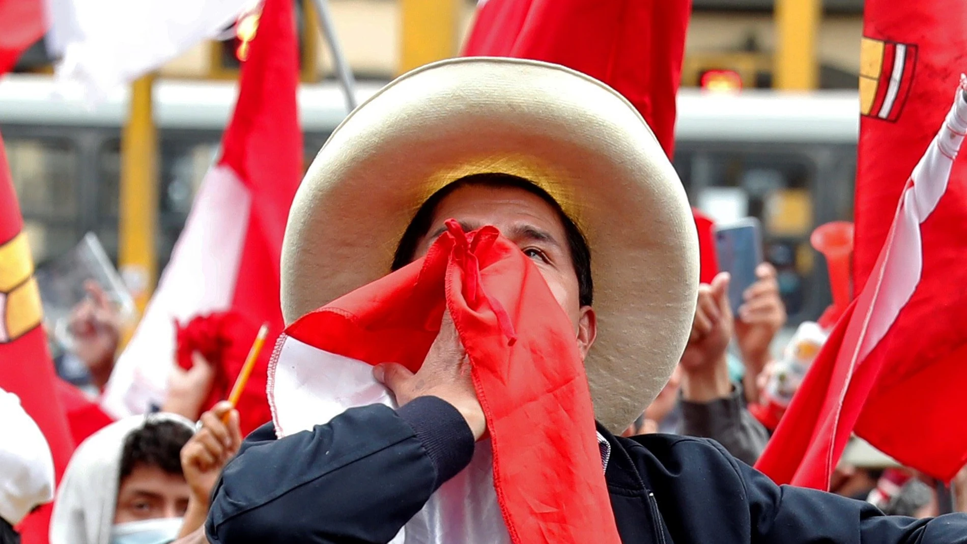 El candidato presidencial Pedro Castillo celebra junto a sus simpatizantes tras colocarse a la cabeza en el ajustado recuento de votos de las elecciones presidenciales, hoy, en las calles de Lima (Perú).