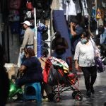 Varias personas caminan por el centro histórico de Ciudad de México, donde esta variante representa el 52,8% de todos los coronavirus secuenciados