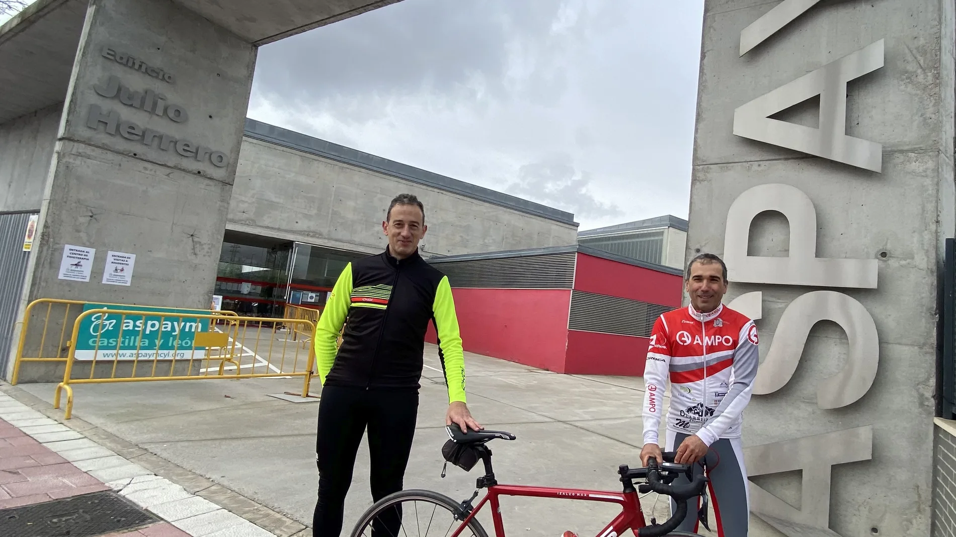 Guillermo Prieto Hortelano (ciclista con lapierna amputada) y Agustín Álvarez Elvira