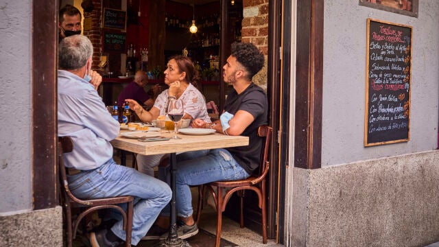 Gente comiendo en el interior de bares y restaurantes del centro de Madrid
