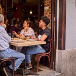Gente comiendo en el interior de bares y restaurantes del centro de Madrid