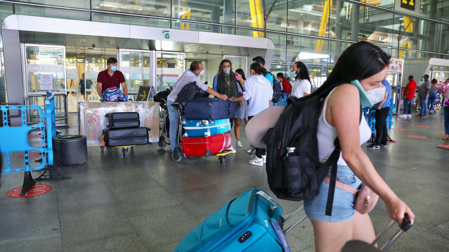 Viajeros que llegan al aeropuerto de Barajas, previa presentación de una prueba Covid negativa. Terminal 4.