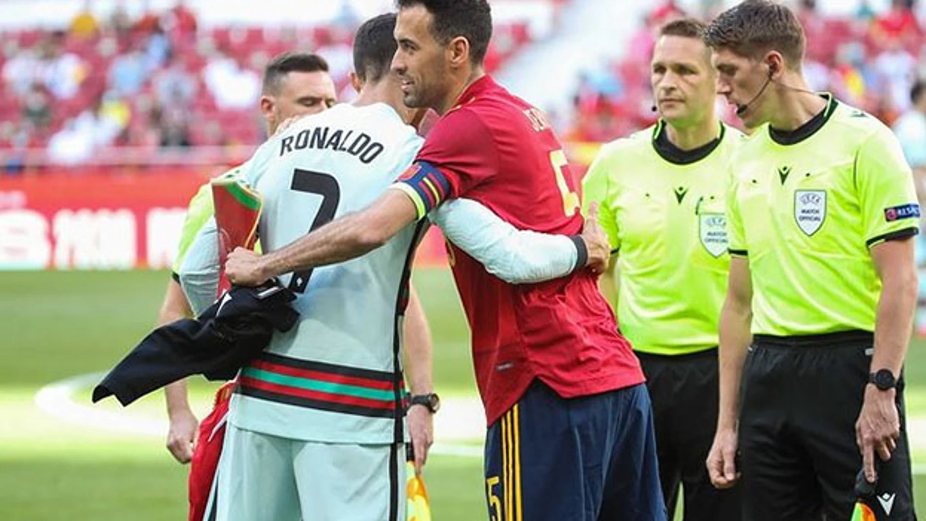 Cristiano Ronaldo y Sergio Busquets se abrazan antes del amistoso entre España y Portugal.