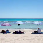 Turistas en la playa de Son Bou, en Menorca.