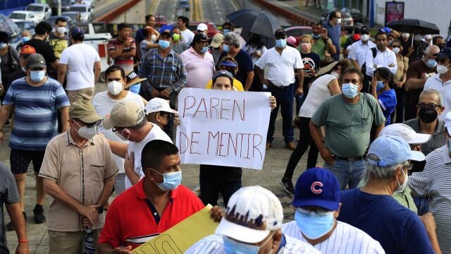 ES7001 SAN SALVADOR (EL SALVADOR) 06/6/2021 Un grupo de salvadoreños protesta hoy, domingo 6 de junio de 2021, contra algunas de las acciones y decisiones que el presidente Nayib Bukele ha tomado en dos años de mandato y llamaron al mandatario a "respetar" la Constitución y el Estado de derecho. EFE/MIGUEL LEMUS