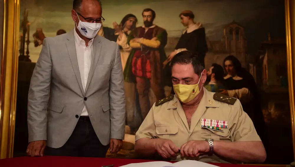 El general José Rivas firma en el libro conmemorativo de la muestra "Comuneros 500 años"