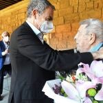 El expresidente Zapatero saluda a Josep Sala, de 102 años, último superviviente de los presos políticos que fueron encerrados en el Hostal de San Marcos de León