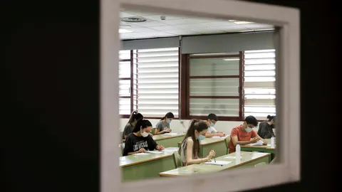 Varios estudiantes durante las Pruebas de Acceso a la Universidad (PAU)