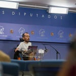 El portavoz de Unidas Podemos en el Congreso, Pablo Echenique, interviene en una rueda de prensa anterior a una Junta de Portavoces, a 8 de junio de 2021, en la Sala Constitucional del Congreso de los Diputados, Madrid