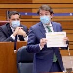 El presidente Fernández Mañueco interviene en el Pleno de las Cortes