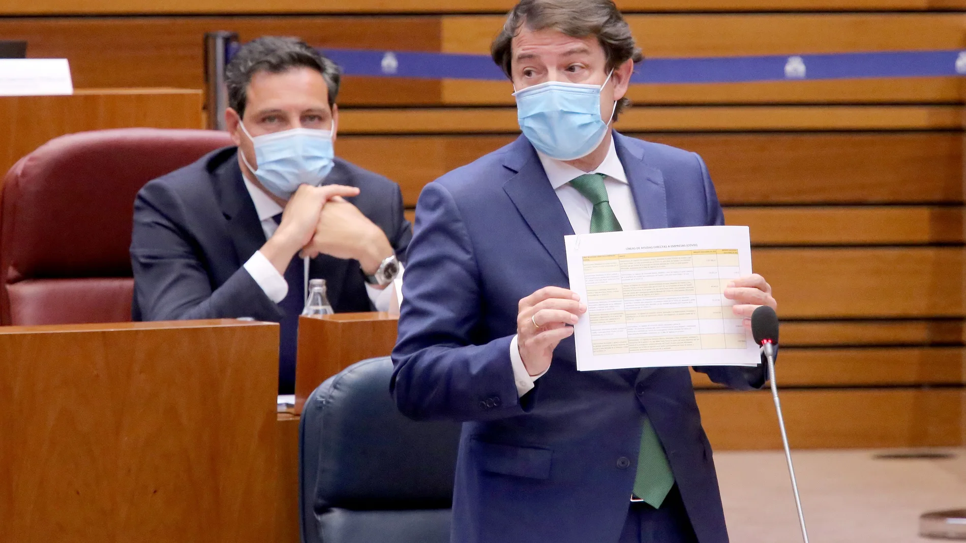 El presidente Fernández Mañueco interviene en el Pleno de las Cortes