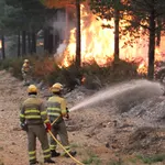 Patrullas de la Junta de Castilla y León trabajan para sofocar un incendio