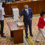 El ex mantero, Serigne Mbaye, se estrena como diputado en la Cámara