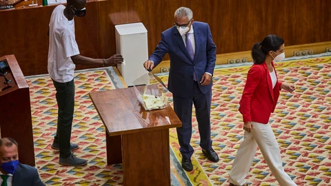 El ex mantero, Serigne Mbaye, se estrena como diputado en la Cámara