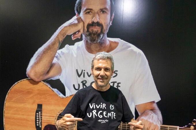 Marc Donés, hermano de Pau Dones, durante la presentación de una camiseta en homenaje al fallecido cantante