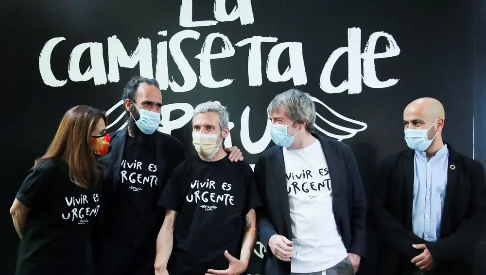 La presentación de 'la camiseta de Pau', una iniciativa en colaboración con Correos para la lucha contra el Cáncer