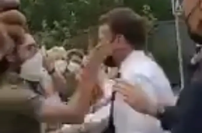 Un hombre abofetea a Emmanuel Macron durante un acto electoral 