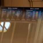 Reflejo de los valores del Ibex 35 en el Palacio de la Bolsa de Madrid