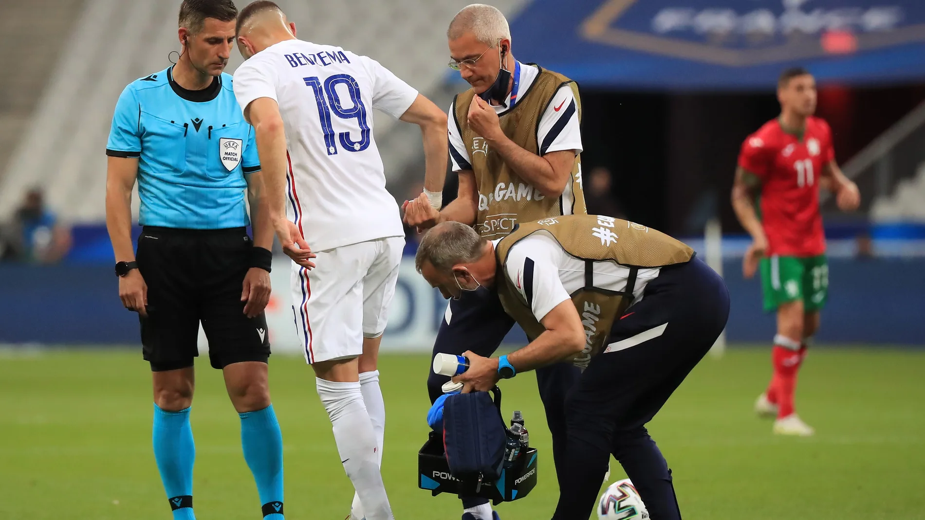 Benzema se ha marchado lesionado en el muslo derecho del amistoso entre Francia y Bulgaria