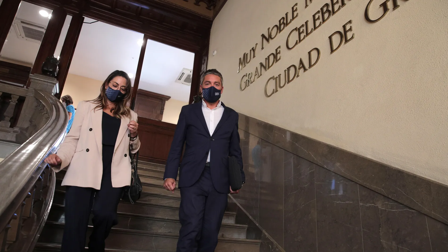 Los ex concejales del grupo de Cs en el Ayuntamiento de Granada Manuel Olivares y Lucía Garrido. EFE/Pepe Torres.