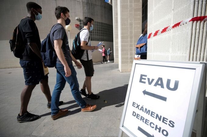 Alumnos antes de realizar un examen de la Evaluación para el Acceso a la Universidad (EvAU) en la Universidad de Zaragoza