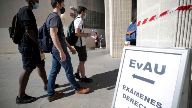 Alumnos antes de realizar un examen de la Evaluación para el Acceso a la Universidad (EvAU) en la Universidad de Zaragoza