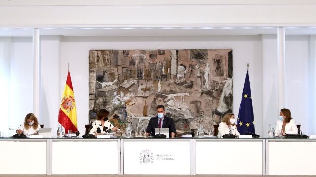El presidente del Gobierno, Pedro Sánchez (c), junto a Carmen Calvo, Nadia Calviño, Yolanda Díaz y Teresa Ribera