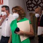 Susana Díaz, Juan Espadas y Luis Ángel Hierro posan antes del debate entre los tres candidatos de las primarias del PSOE-A