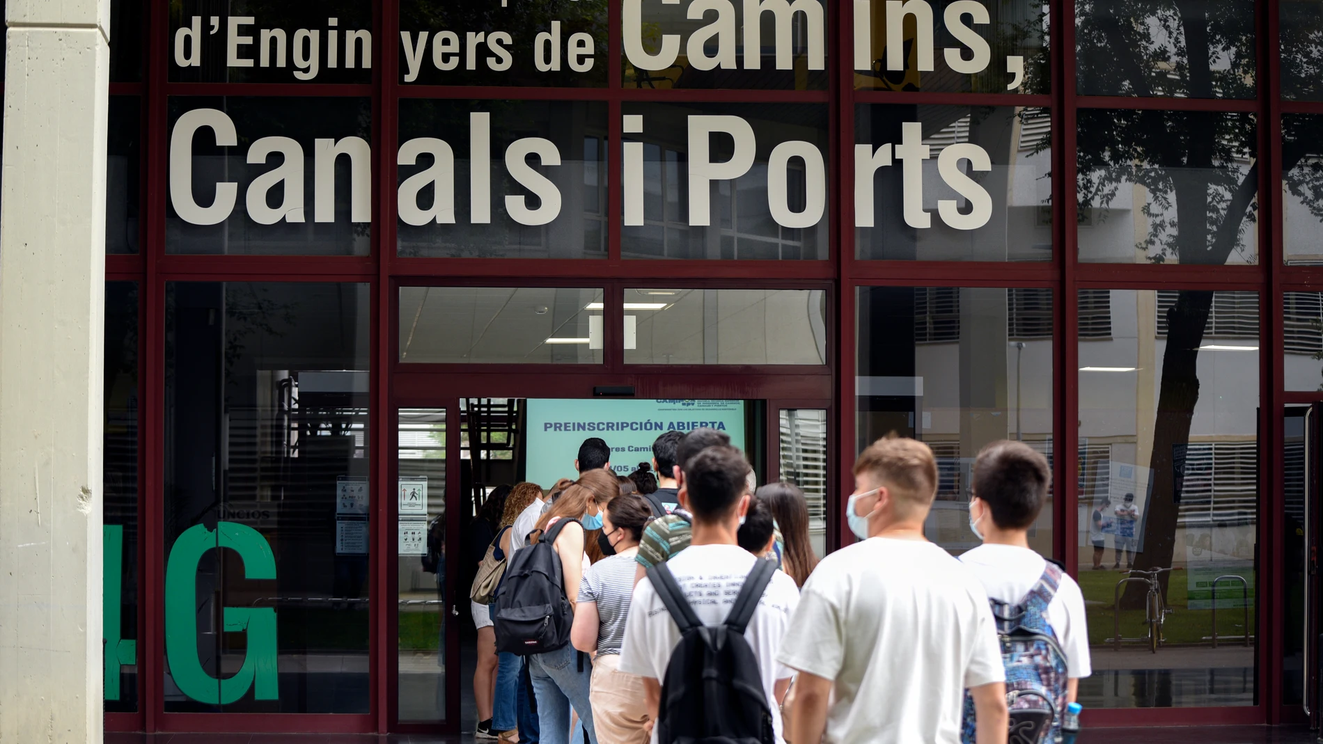 Un grupo de estudiantes llega a la Facultad de Ingenieros de Caminos, Canales y Puertos en la Universidad Politécnica de Valencia para hacer los exámenes de selectividad