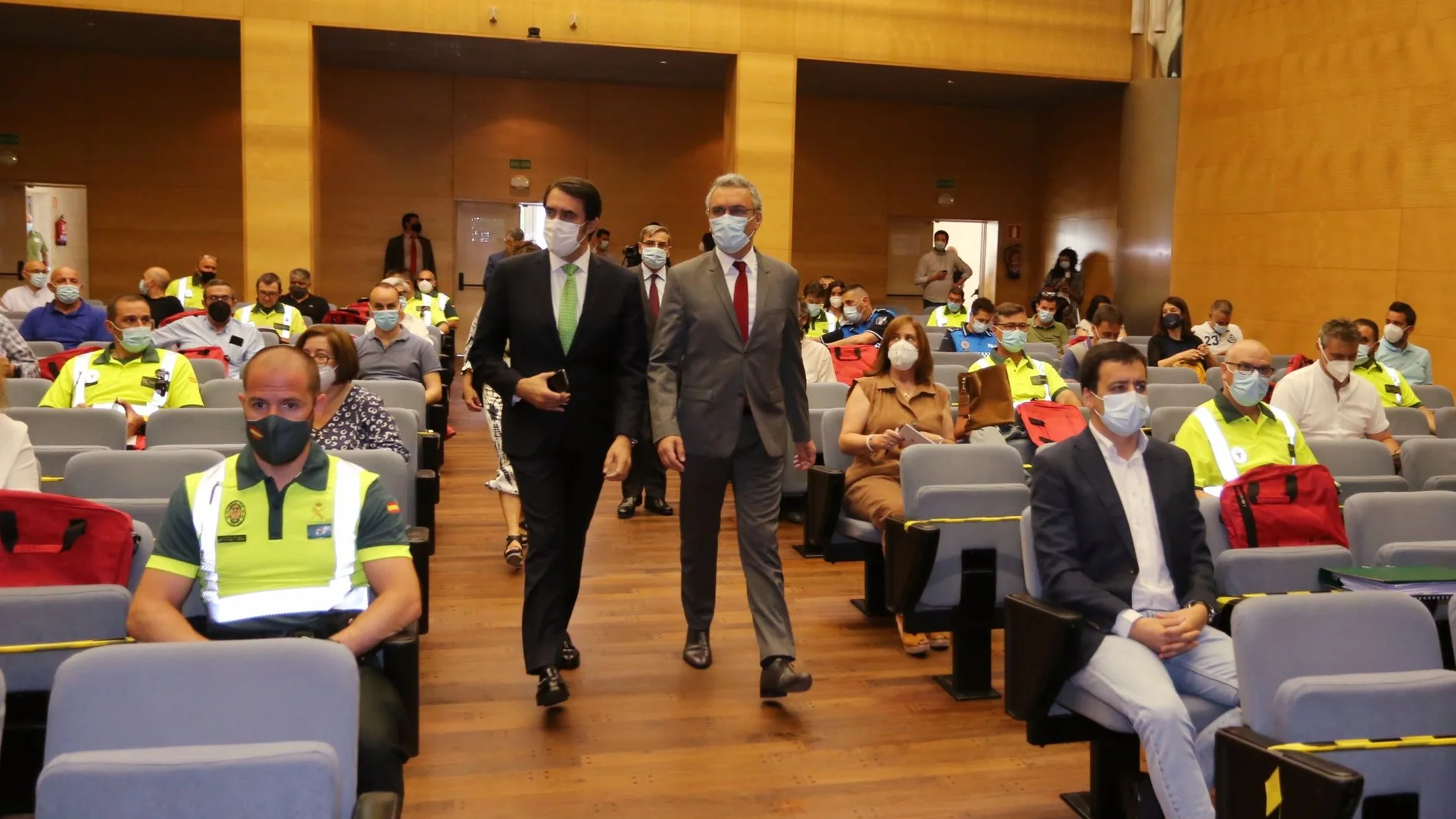 El consejero de Fomento y Medio Ambiente, Juan Carlos Suárez-Quiñones, y el delegado del Gobierno en Castilla y León, Javier Izquierdo, abren la Jornada de Formación de coordinación y especialización en materia de Inspección de Transportes