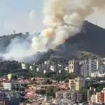  Un incendio en Barcelona amenaza al barrio de Nou Barris