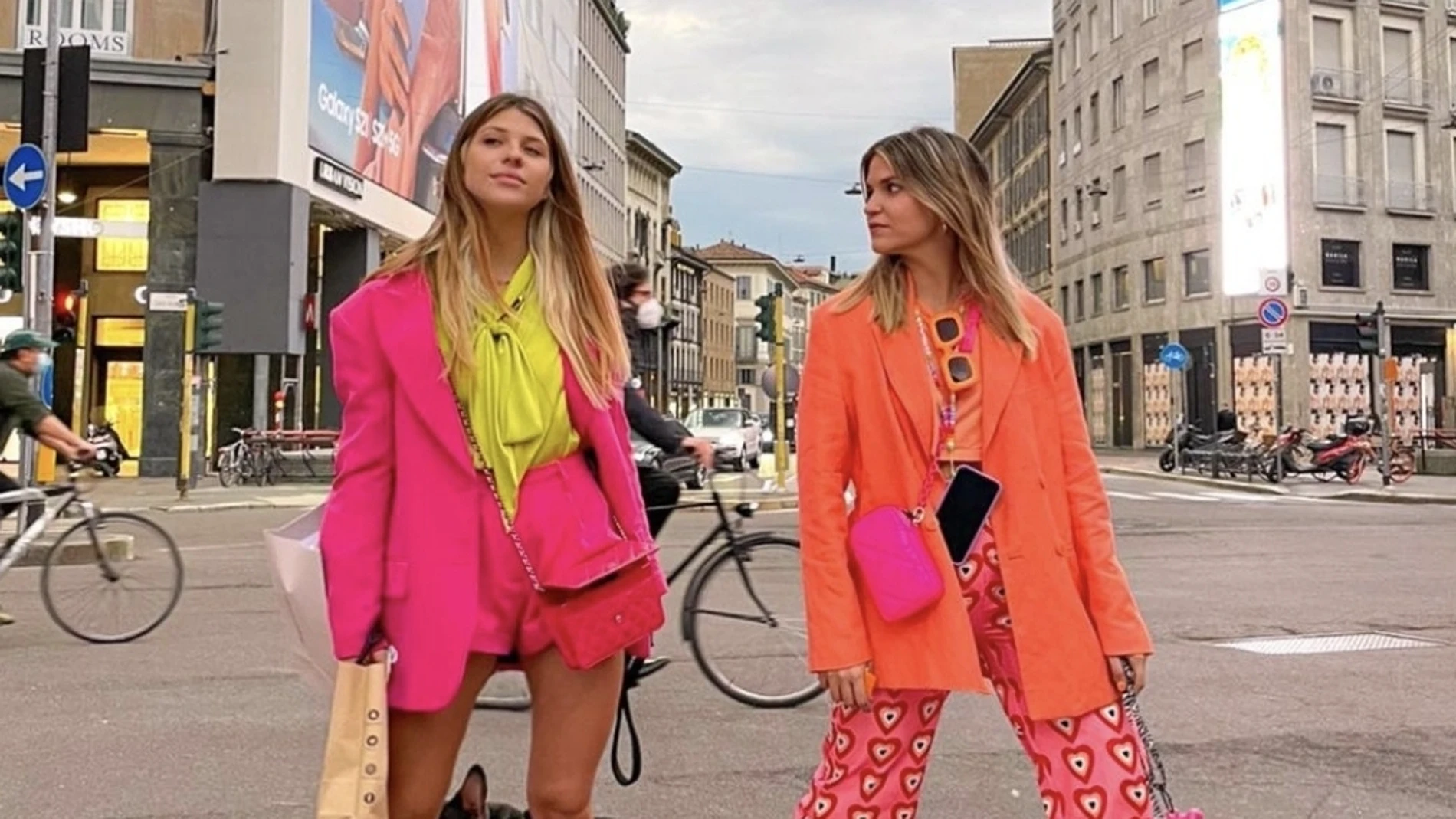 Anita Matamoros y su amiga Laura con looks a todo color/ Instagram @anitamg
