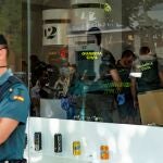 Agentes de la Guardia Civil durante uno de los registros realizados esta mañana en Sevilla, en La Casa del Espía