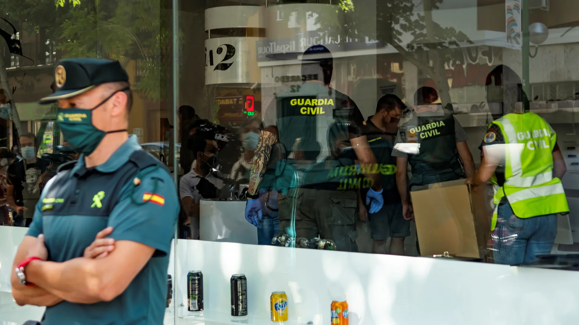 Agentes de la Guardia Civil durante uno de los registros realizados esta mañana en Sevilla, en La Casa del Espía