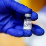 Un empleado sanitario muestra una dosis de la vacuna de Pfizer-BioNTech contra la Covid-19