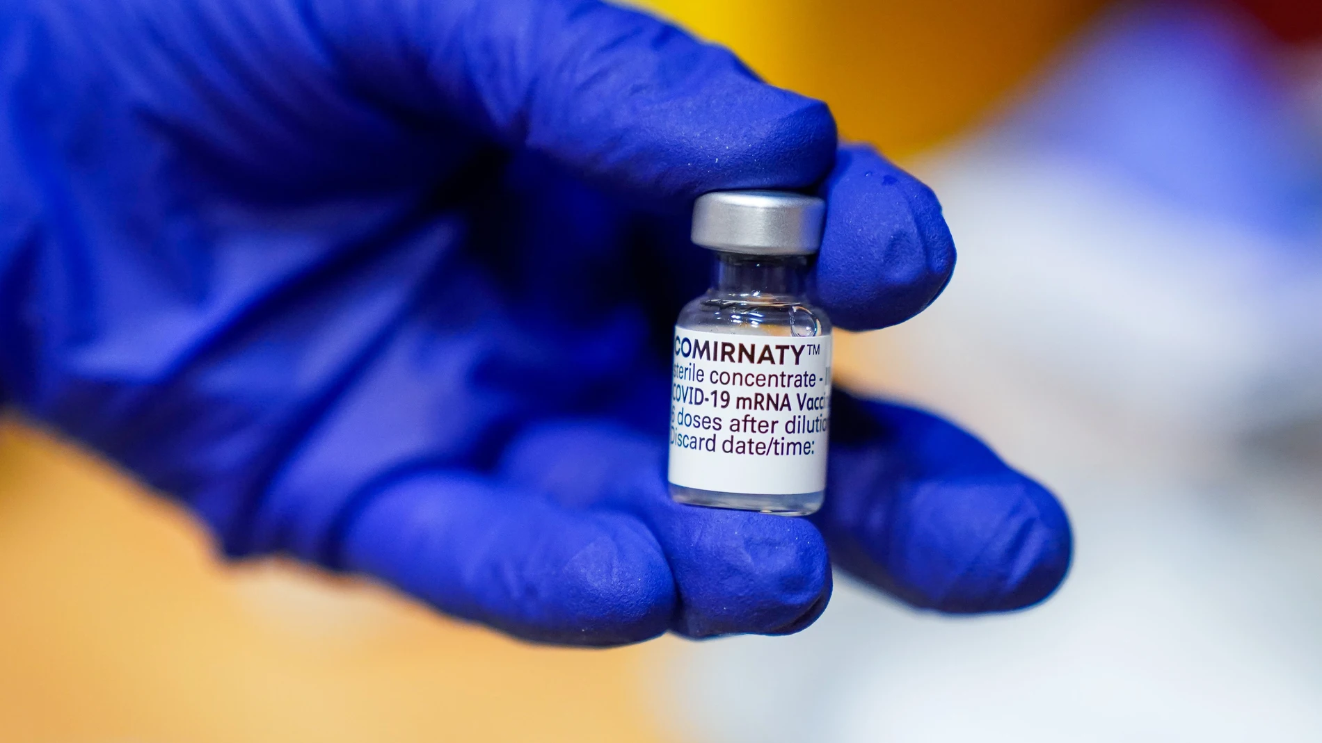 Un empleado sanitario muestra una dosis de la vacuna de Pfizer-BioNTech contra la Covid-19