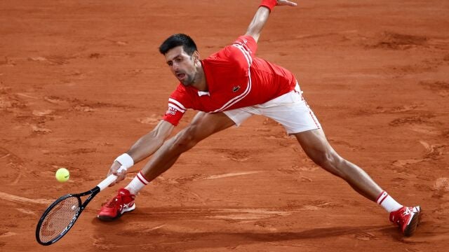 Djokovic se estira para llegar a una bola en el partido de cuartos de final ante Berrettini