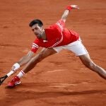 Djokovic se estira para llegar a una bola en el partido de cuartos de final ante Berrettini