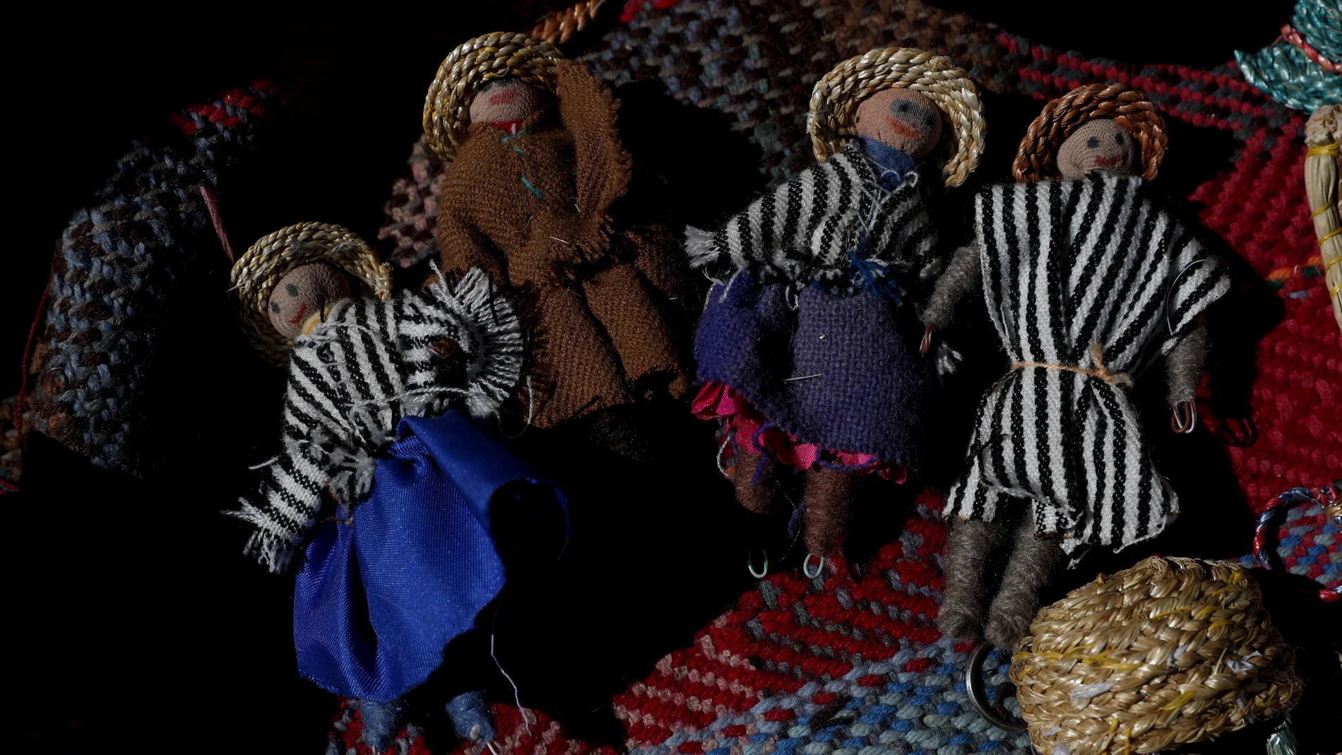 Muñecos hechos con textiles en una comunidad indígena de Bolivia en una foto de archivo