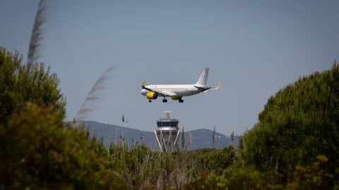 Un avión sobrevuela el espacio natural protegido de La Ricarda.