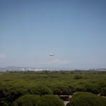 Un avión vuela cerca del espacio protegido natural de La Ricarda, a 9 de junio de 2021, en El Prat de Llobregat, Barcelona, Cataluña (España). La Ricarda es un espacio protegido de 800 metros de longitud y 100 de altura que consiste en un antiguo brazo de río abandonado. Está situado en el municipio de El Prat de Llobregat, junto al aeropuerto Josep Tarradellas Barcelona-El Prat.09 JUNIO 2021;LA RICARDA;BARCELONA;ESPACIO NATURAL;CATALUÑA;AEROPUERTODavid Zorrakino / Europa Press09/06/2021