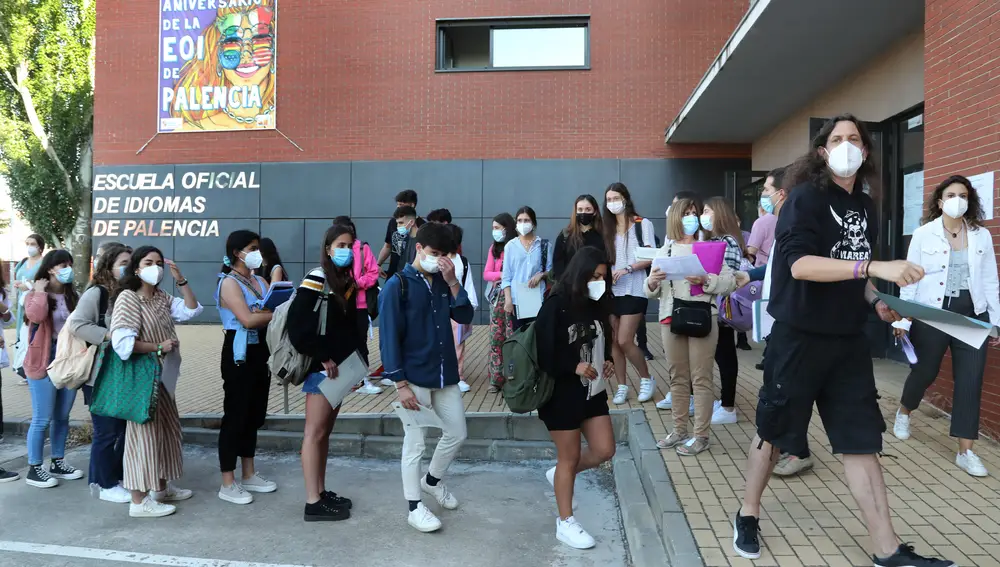 Entrada de alumnos en la Escuela Oficial de Idionas de Palencia para los exámenes de la EBAU